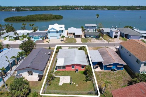 House in Redington Shores, Florida 3 bedrooms, 116.69 sq.m. № 1657348 - photo 28