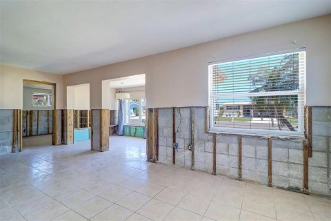 House in Redington Shores, Florida 3 bedrooms, 116.69 sq.m. № 1657348 - photo 13