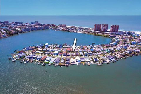 House in Redington Shores, Florida 3 bedrooms, 116.69 sq.m. № 1657348 - photo 3