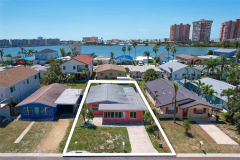 House in Redington Shores, Florida 3 bedrooms, 116.69 sq.m. № 1657348 - photo 1