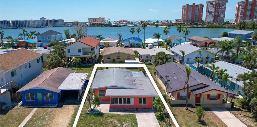House in Redington Shores, Florida 3 bedrooms, 116.69 sq.m. № 1657348