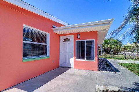 House in Redington Shores, Florida 3 bedrooms, 116.69 sq.m. № 1657348 - photo 7