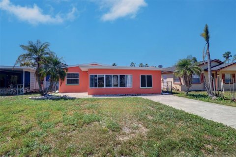 House in Redington Shores, Florida 3 bedrooms, 116.69 sq.m. № 1657348 - photo 5
