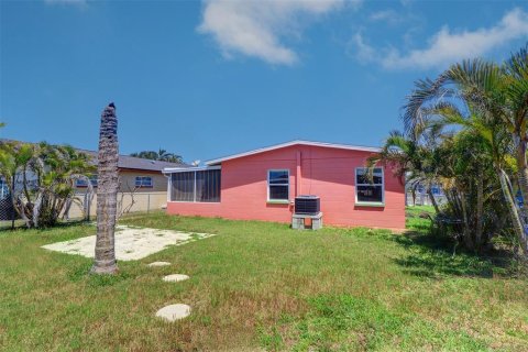 House in Redington Shores, Florida 3 bedrooms, 116.69 sq.m. № 1657348 - photo 25