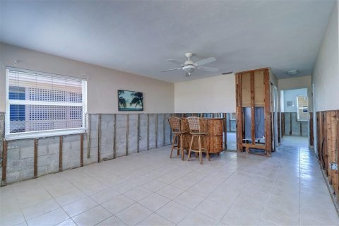 House in Redington Shores, Florida 3 bedrooms, 116.69 sq.m. № 1657348 - photo 10