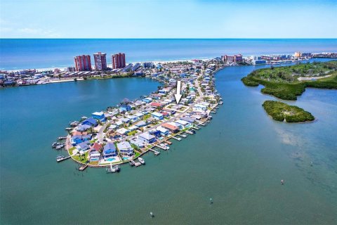 House in Redington Shores, Florida 3 bedrooms, 116.69 sq.m. № 1657348 - photo 4