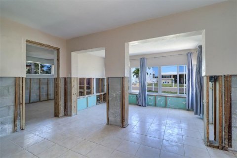 House in Redington Shores, Florida 3 bedrooms, 116.69 sq.m. № 1657348 - photo 12
