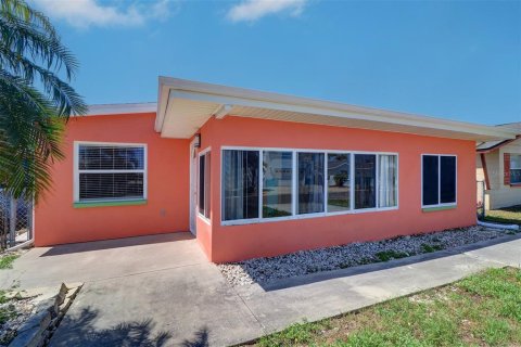 House in Redington Shores, Florida 3 bedrooms, 116.69 sq.m. № 1657348 - photo 6