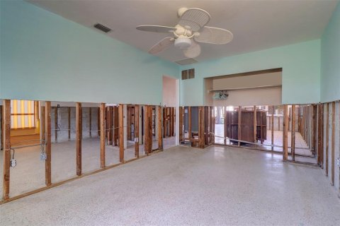 House in Redington Shores, Florida 3 bedrooms, 116.69 sq.m. № 1657348 - photo 19
