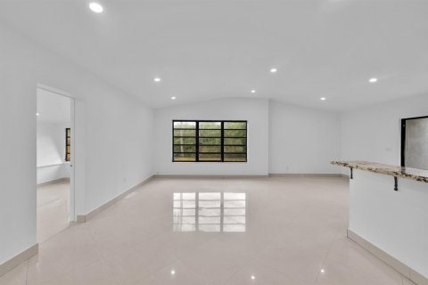 Villa ou maison à louer à North Miami Beach, Floride: 3 chambres, 102.47 m2 № 2390265 - photo 9
