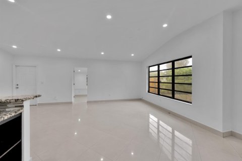 Villa ou maison à louer à North Miami Beach, Floride: 3 chambres, 102.47 m2 № 2390265 - photo 13