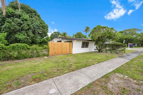 Villa ou maison à louer à North Miami Beach, Floride: 3 chambres, 102.47 m2 № 2390265 - photo 4
