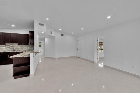 Villa ou maison à louer à North Miami Beach, Floride: 3 chambres, 102.47 m2 № 2390265 - photo 12