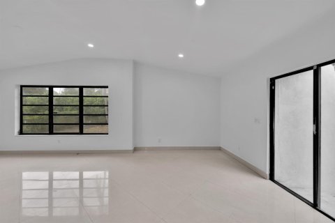 Villa ou maison à louer à North Miami Beach, Floride: 3 chambres, 102.47 m2 № 2390265 - photo 17