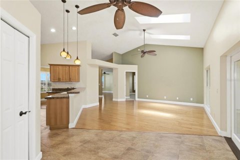 House in Altamonte Springs, Florida 3 bedrooms, 166.11 sq.m. № 2229839 - photo 13