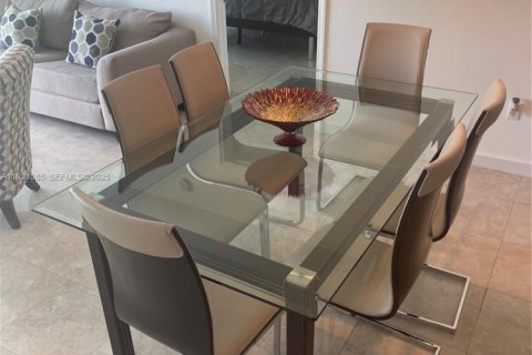 Condo in Miami, Florida, 2 bedrooms  № 1990317 - photo 12