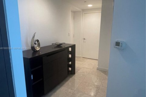 Condo in Miami, Florida, 2 bedrooms  № 1990317 - photo 2