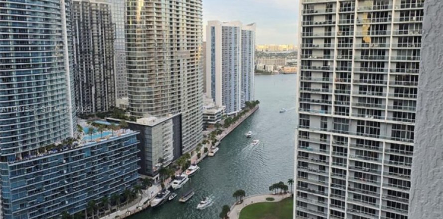 Condo in Miami, Florida, 2 bedrooms  № 1990317