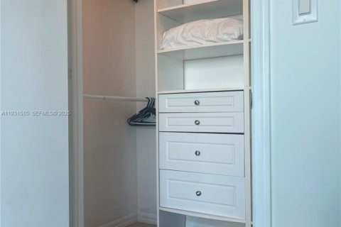 Condo in Miami, Florida, 2 bedrooms  № 1990317 - photo 24