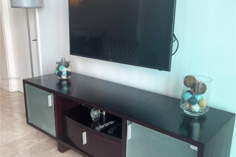 Condo in Miami, Florida, 2 bedrooms  № 1990317 - photo 13