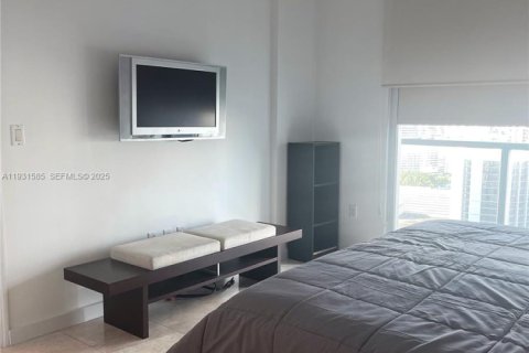 Condo in Miami, Florida, 2 bedrooms  № 1990317 - photo 17