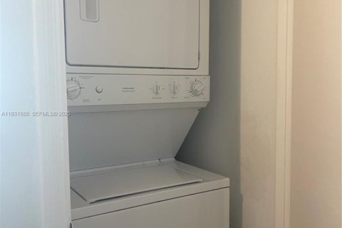 Condo in Miami, Florida, 2 bedrooms  № 1990317 - photo 30