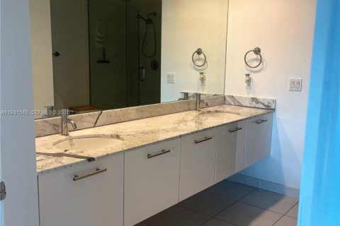 Condo in Miami, Florida, 2 bedrooms  № 1990317 - photo 18