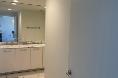Condo in Miami, Florida, 2 bedrooms  № 1990317 - photo 29