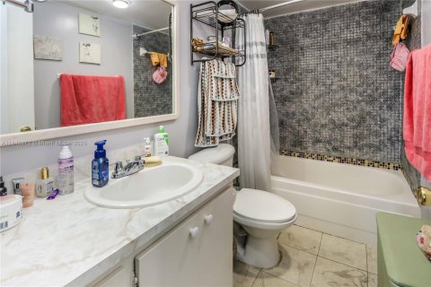 Condo in Miami, Florida, 2 bedrooms  № 1850558 - photo 14