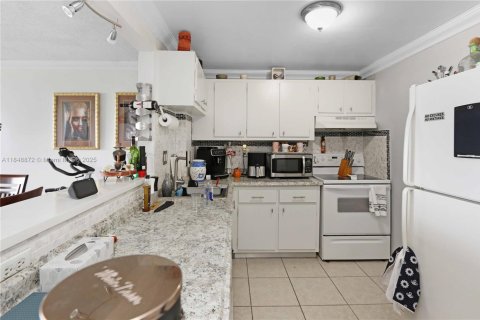 Condo in Miami, Florida, 2 bedrooms  № 1850558 - photo 12