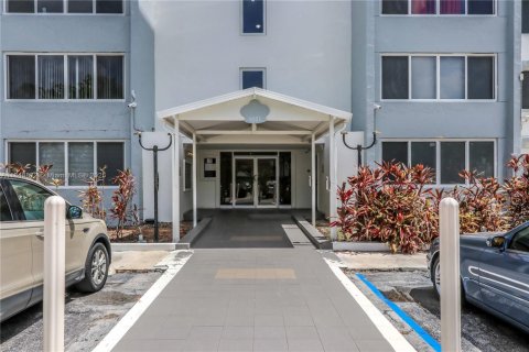 Condo in Miami, Florida, 2 bedrooms  № 1850558 - photo 22