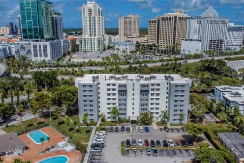 Condo in Miami, Florida, 2 bedrooms  № 1850558 - photo 15