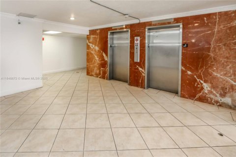 Condo in Miami, Florida, 2 bedrooms  № 1850558 - photo 25