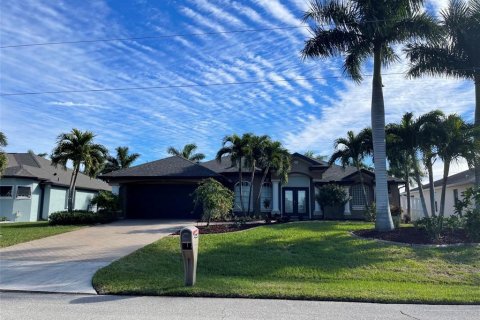 House in Port Charlotte, Florida 3 bedrooms, 201.6 sq.m. № 1723899 - photo 2