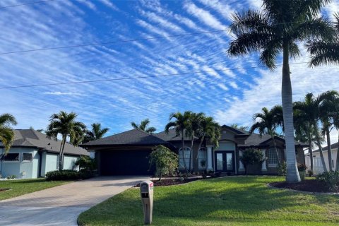 House in Port Charlotte, Florida 3 bedrooms, 201.6 sq.m. № 1723899 - photo 1