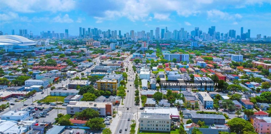 Commercial property in Miami, Florida № 1937675