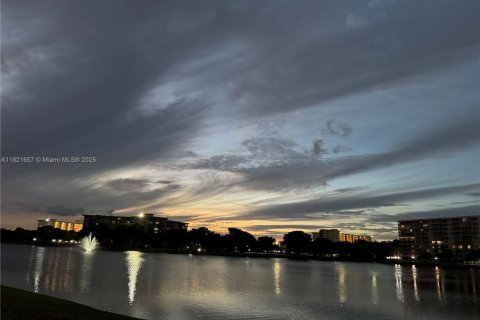 Condo in Pompano Beach, Florida, 2 bedrooms  № 1786557 - photo 1