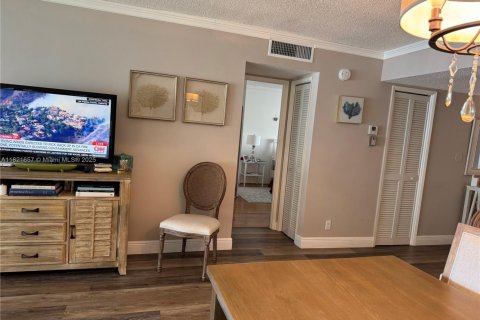 Condo in Pompano Beach, Florida, 2 bedrooms  № 1786557 - photo 10