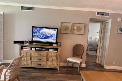 Condo in Pompano Beach, Florida, 2 bedrooms  № 1786557 - photo 12