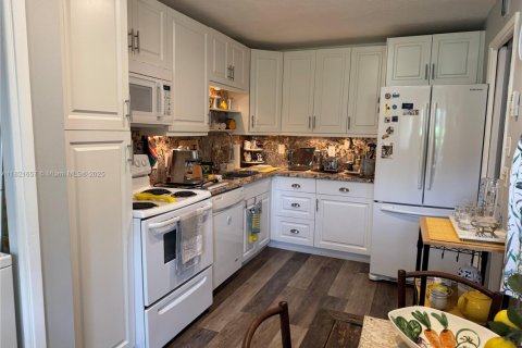 Condo in Pompano Beach, Florida, 2 bedrooms  № 1786557 - photo 20