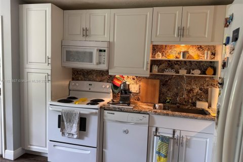 Condo in Pompano Beach, Florida, 2 bedrooms  № 1786557 - photo 15