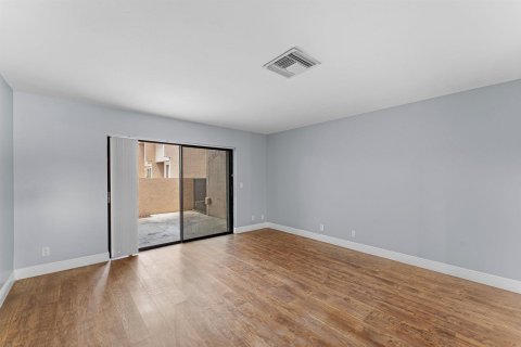 Townhouse in Royal Palm Beach, Florida 3 bedrooms, 111.48 sq.m. № 2378907 - photo 12