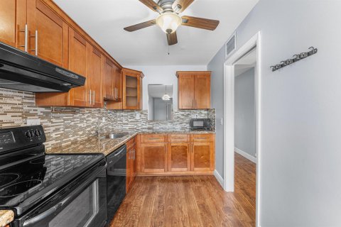 Townhouse in Royal Palm Beach, Florida 3 bedrooms, 111.48 sq.m. № 2378907 - photo 14