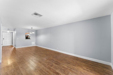 Townhouse in Royal Palm Beach, Florida 3 bedrooms, 111.48 sq.m. № 2378907 - photo 6