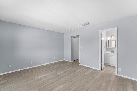 Townhouse in Royal Palm Beach, Florida 3 bedrooms, 111.48 sq.m. № 2378907 - photo 24
