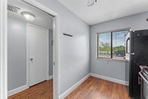 Townhouse in Royal Palm Beach, Florida 3 bedrooms, 111.48 sq.m. № 2378907 - photo 15