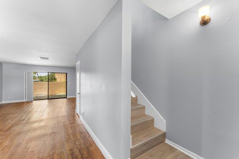 Townhouse in Royal Palm Beach, Florida 3 bedrooms, 111.48 sq.m. № 2378907 - photo 5