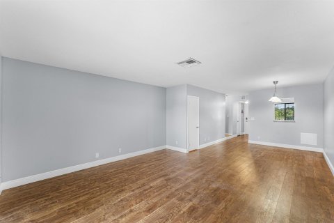 Townhouse in Royal Palm Beach, Florida 3 bedrooms, 111.48 sq.m. № 2378907 - photo 7