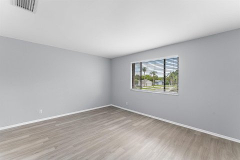 Townhouse in Royal Palm Beach, Florida 3 bedrooms, 111.48 sq.m. № 2378907 - photo 23