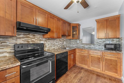 Townhouse in Royal Palm Beach, Florida 3 bedrooms, 111.48 sq.m. № 2378907 - photo 13